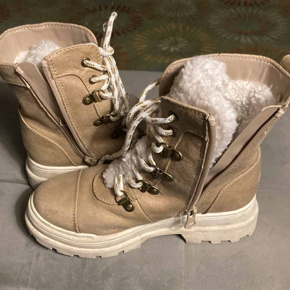 Boots ART CLASS zippered fur lined, sparkly laces down front. 9” toe to heel